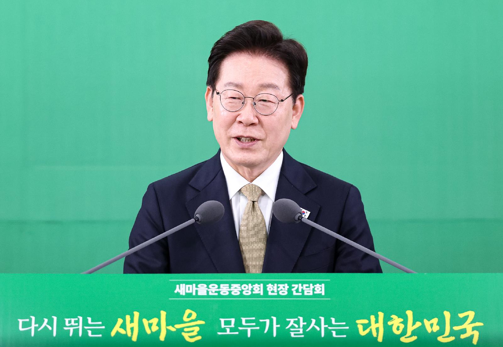 President Lee Visits Saemaul Undong Group, Says Movement Achieved Major Results