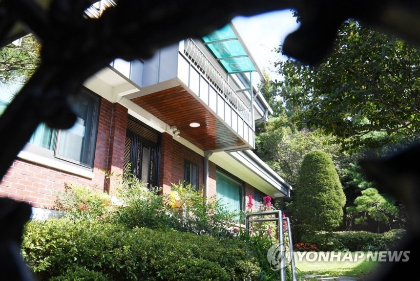연희동 주택 경매 절차 돌입…윤석열 부친 거주·김만배 누나 소유 주목