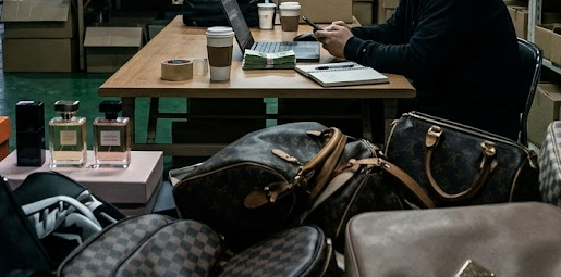 위조 명품 90억원 유통한 남성, 수사·재판 중에도 짝퉁 판매 계속