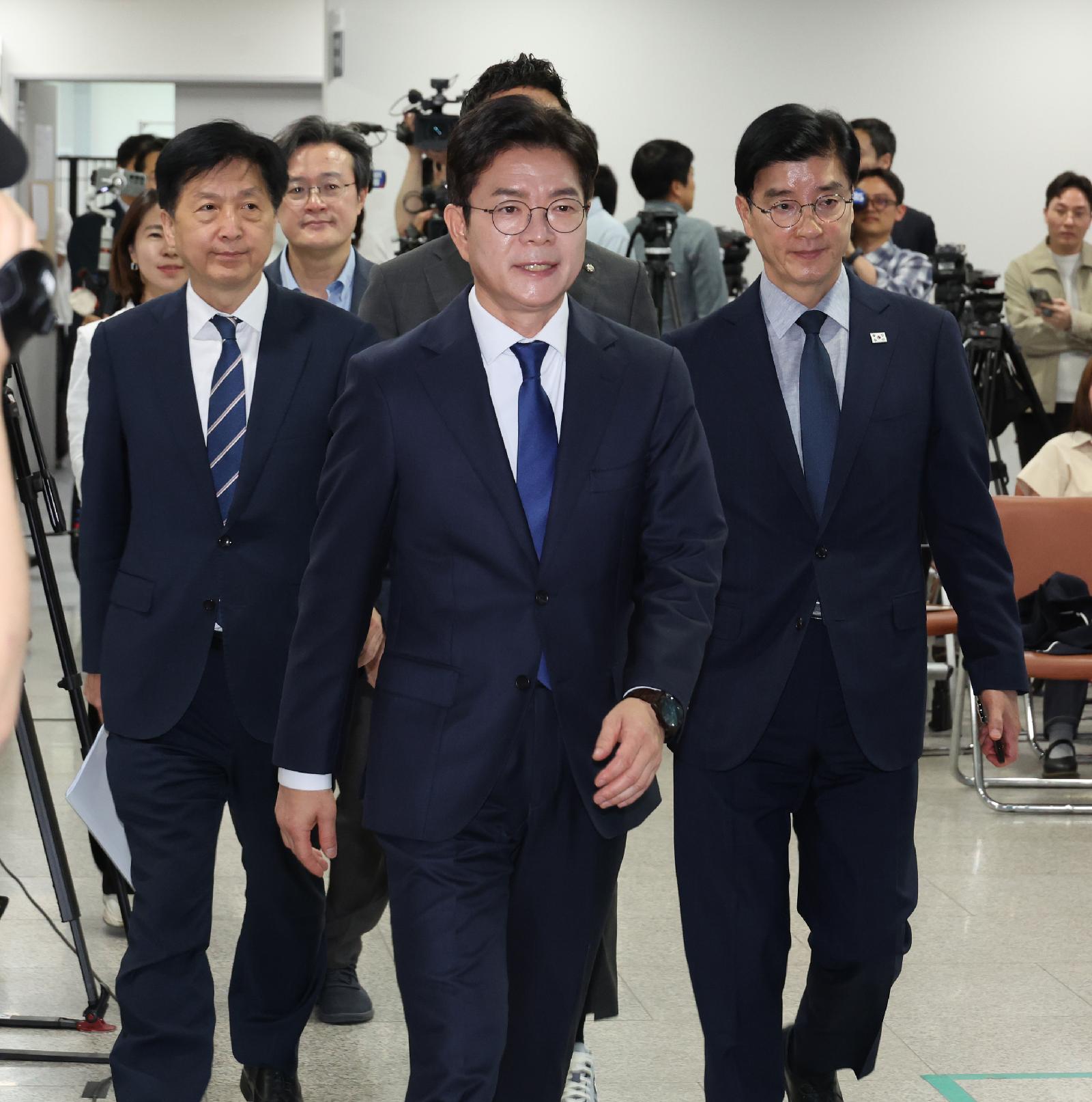 Seoul Mayoral Candidate Jung Won-oh Enters Pledge Briefing Venue