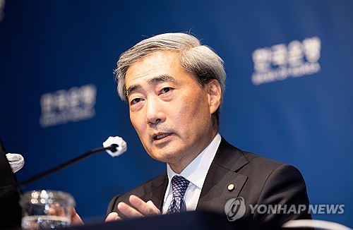 한은 총재 물가안정 우선 선언, 늦지 않은 기준금리 인상 시사