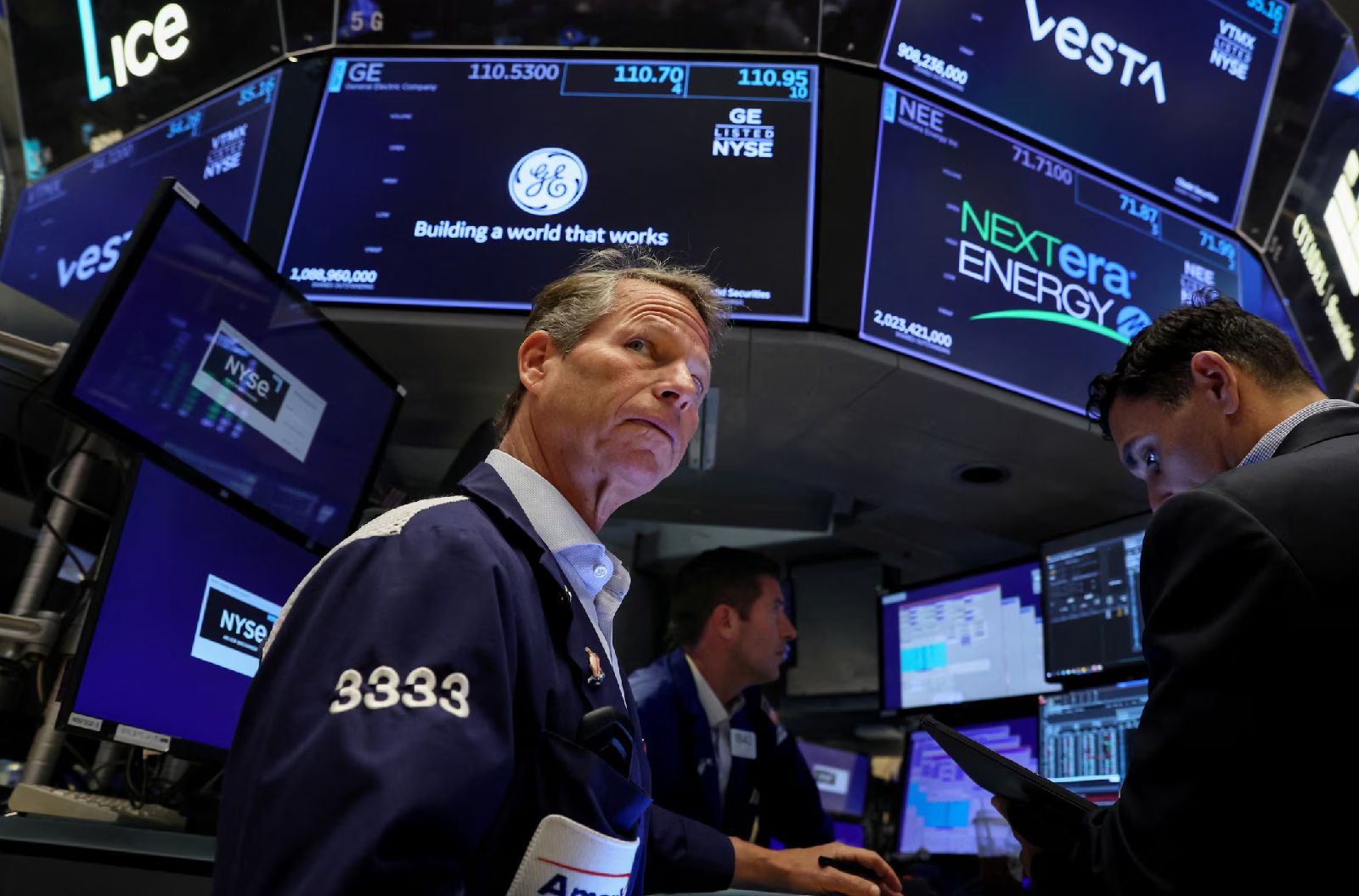 أسهم الرقائق والذكاء الاصطناعي تدفع S&P 500 وناسداك إلى قمم جديدة