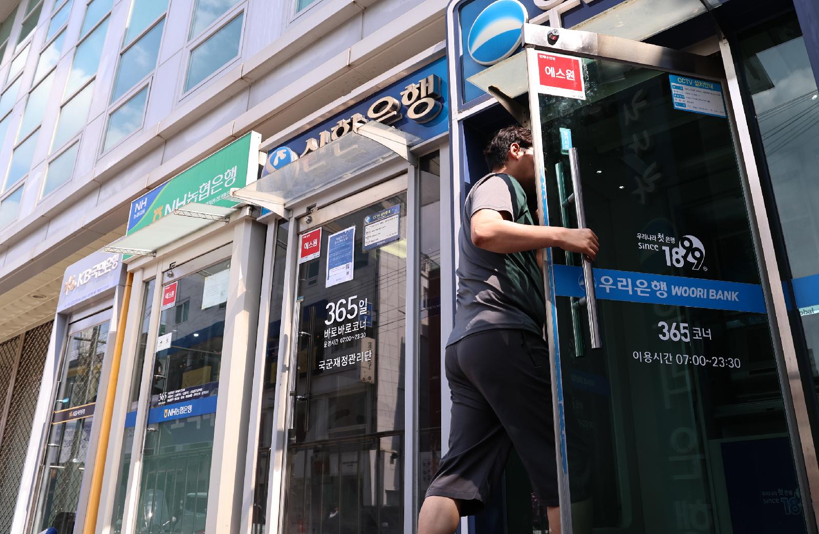은행 예금금리 3%대 재진입…머니무브 속 정기예금 잔액 4조원 증가