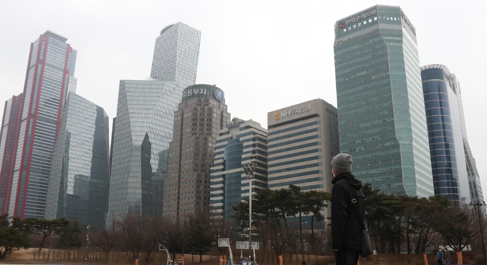 코스피 7000 돌파에 개미 불안 확산, 수익에도 커지는 박탈감