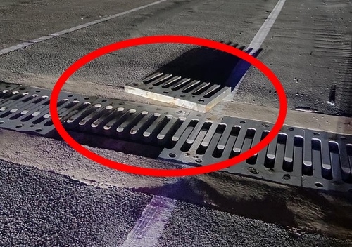13 autos pinchan neumáticos en el puente Palgyeol de Cheongju tras pisar tapa metálica
