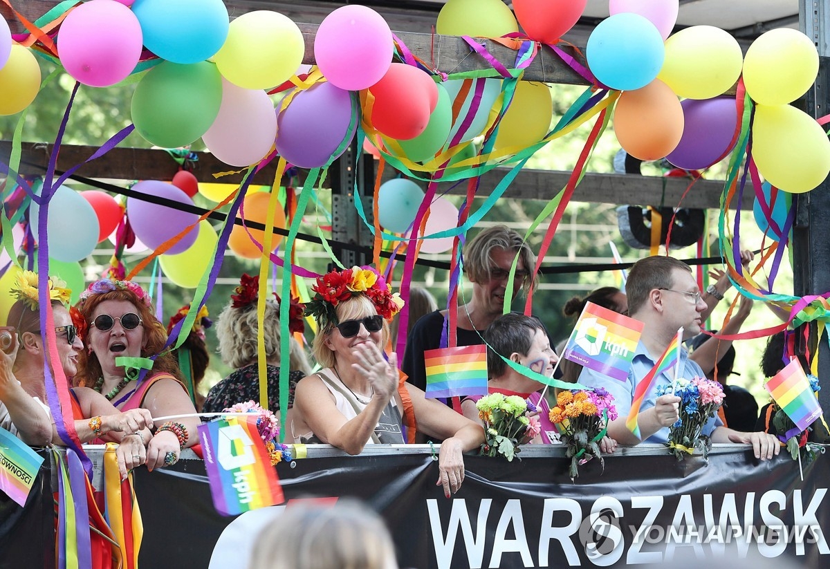 La Pologne reconnaît pour la première fois un mariage homosexuel et délivre un certificat