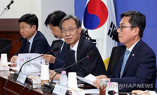 환율·물가안정 총력전 나선 당정, 외환건전성 부담금 면제 연장으로 시장 안정 모색