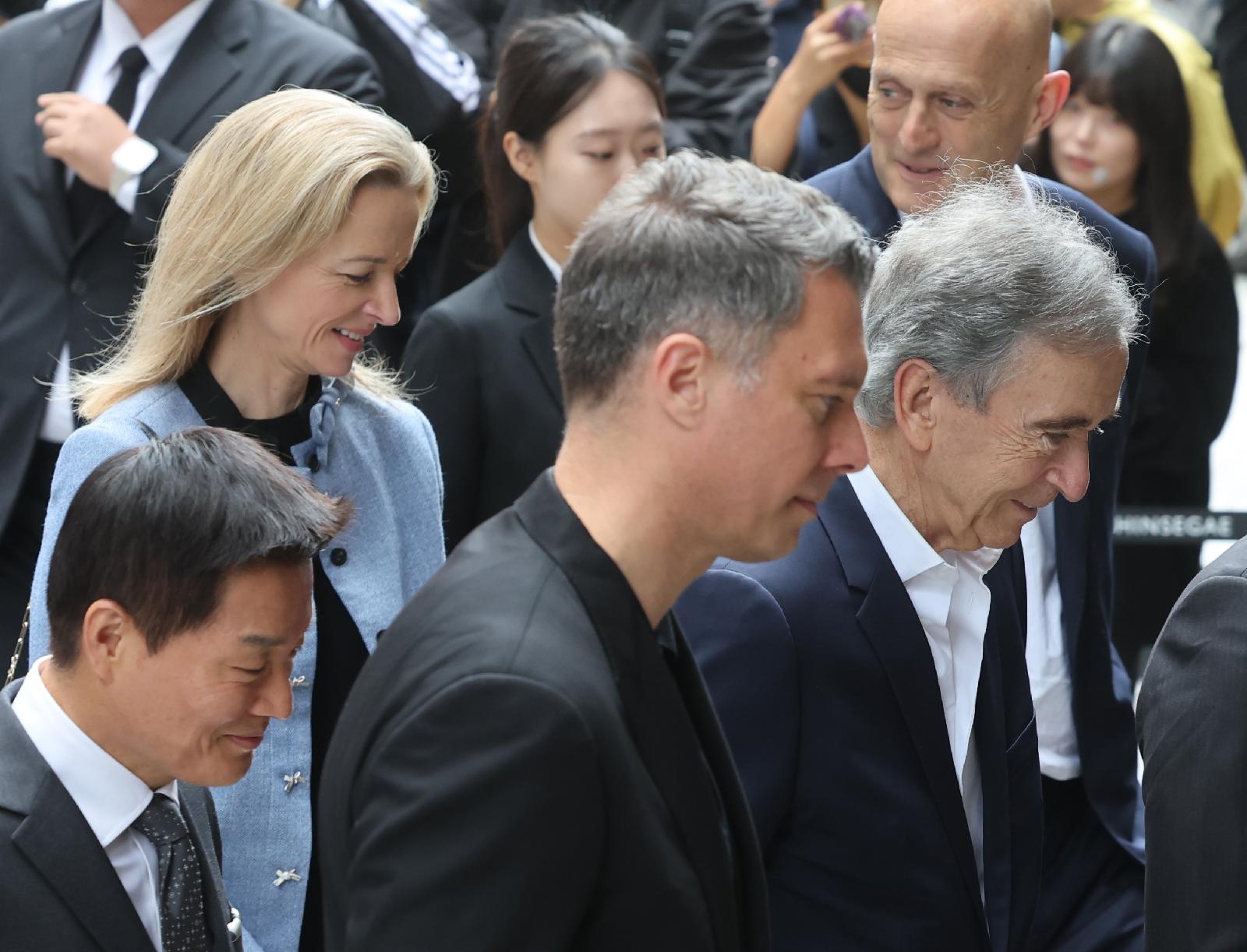 LVMH 아르노 회장 3년 만에 방한, 신세계·롯데 본점 잇따라 방문