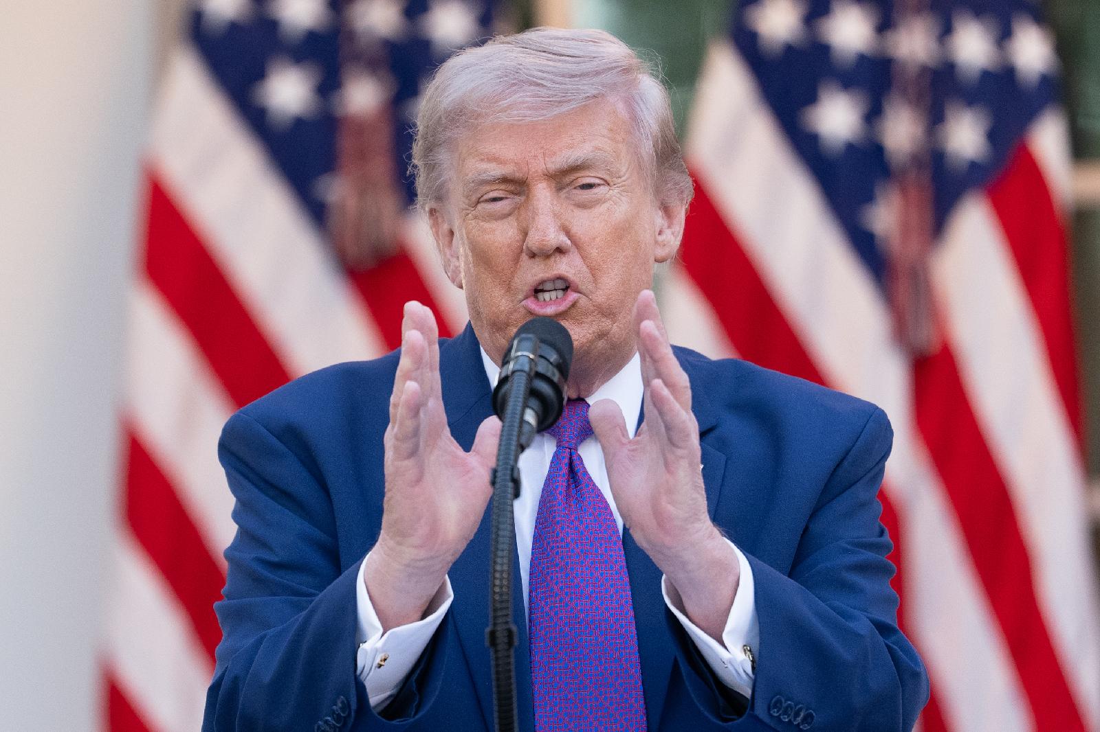 Trump accentue la pression sur l’Iran avant sa visite en Chine et évoque l’option militaire
