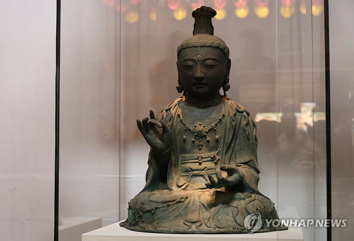 Replik der geplünderten Goryeo-Buddhastatue kommt in den Buseoksa-Tempel