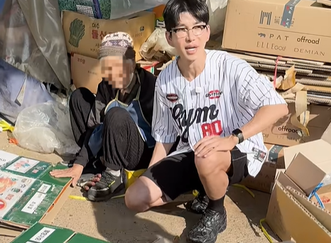 Bogyeom entrega dinero a una abuela que recoge papel para pagar el hospital de su hijo